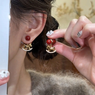 秋冬新款酒红色珍珠耳环精致轻奢镶锆石摇摇马耳坠高级耳饰女耳钉