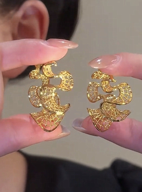 2025新款高级法式镂空金色波浪裙摆耳圈耳环时尚精致气质设计耳饰