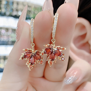 枫糖秋日森系红色枫叶耳环2023新款潮复古简约气质水晶树叶耳饰女