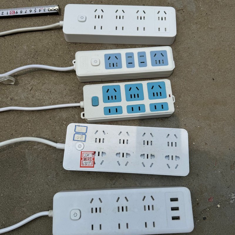 五个插排,杂牌,都带线,长的4米线,2.5米线,2.3米线