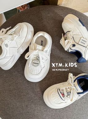 2026春新款儿童韩版时尚卡通徽章厚底小白运动鞋轻便男女童板鞋潮