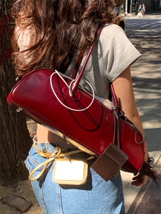 女式2025新款韩国小众设计单肩大容量牛皮腋下包长条红色法棍包女