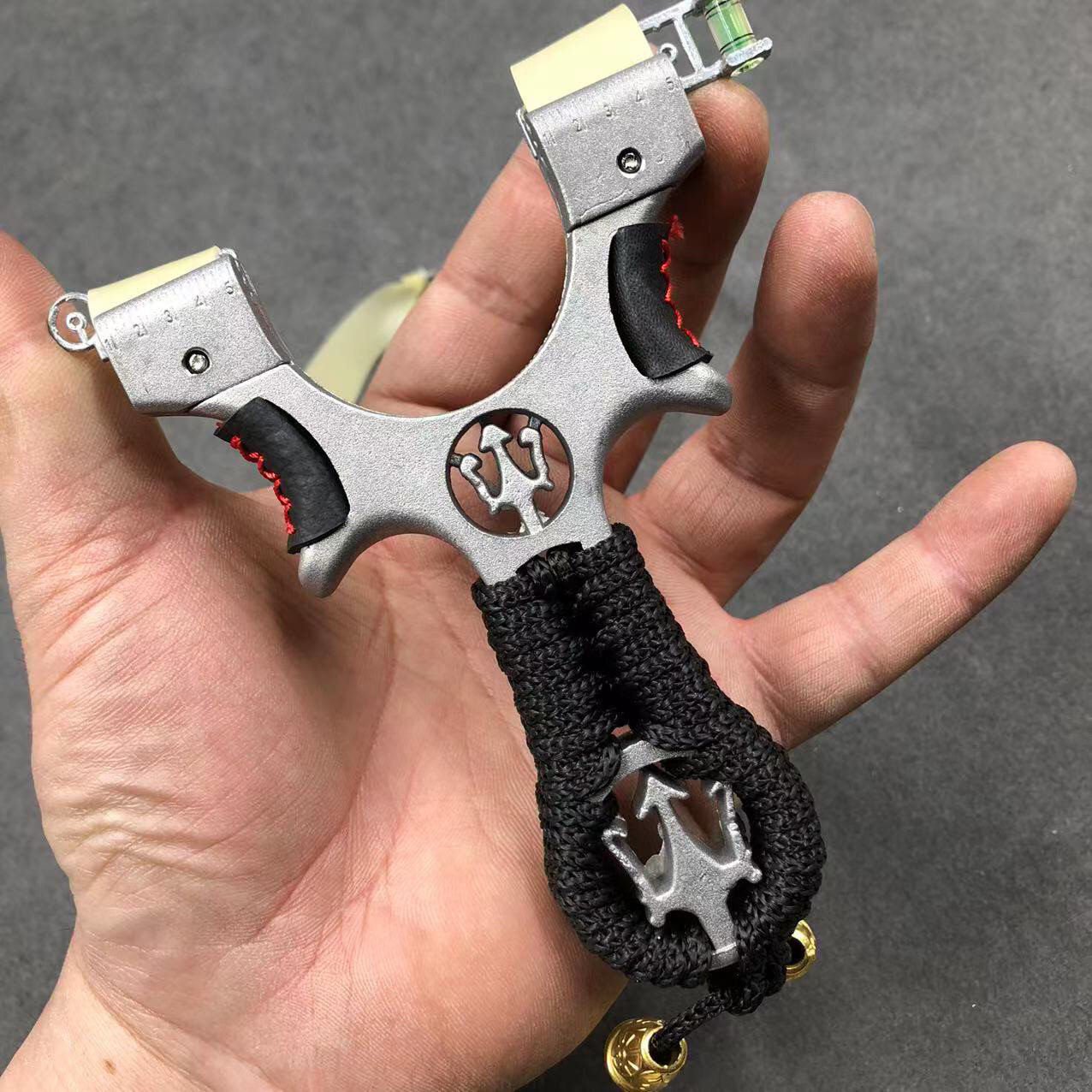 玛莎拉蒂扁皮快压精准弹弓高精度弹弓/飞镖/射击/射