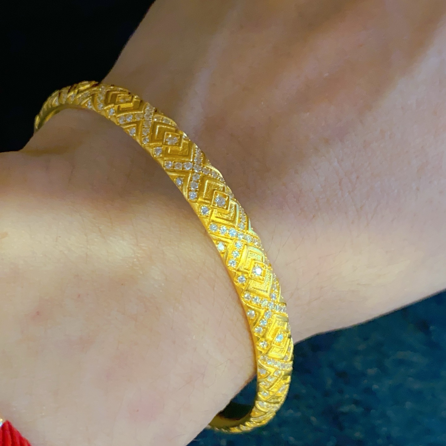 万得隆古法黄金点钻镶嵌钻石方胜纹满钻手镯现货圈口大小可定