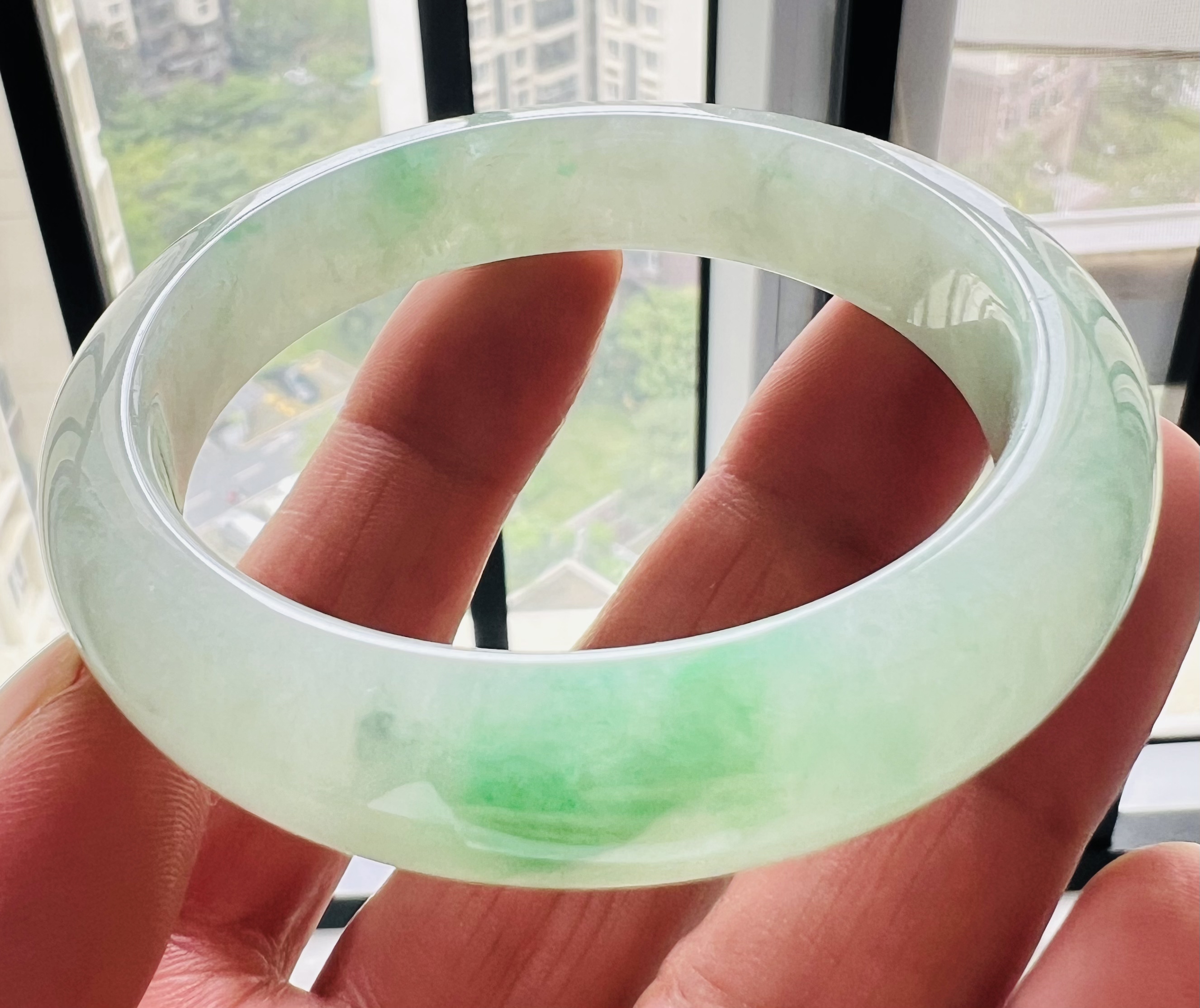 玉器街缅甸冰种正阳绿翡翠手镯