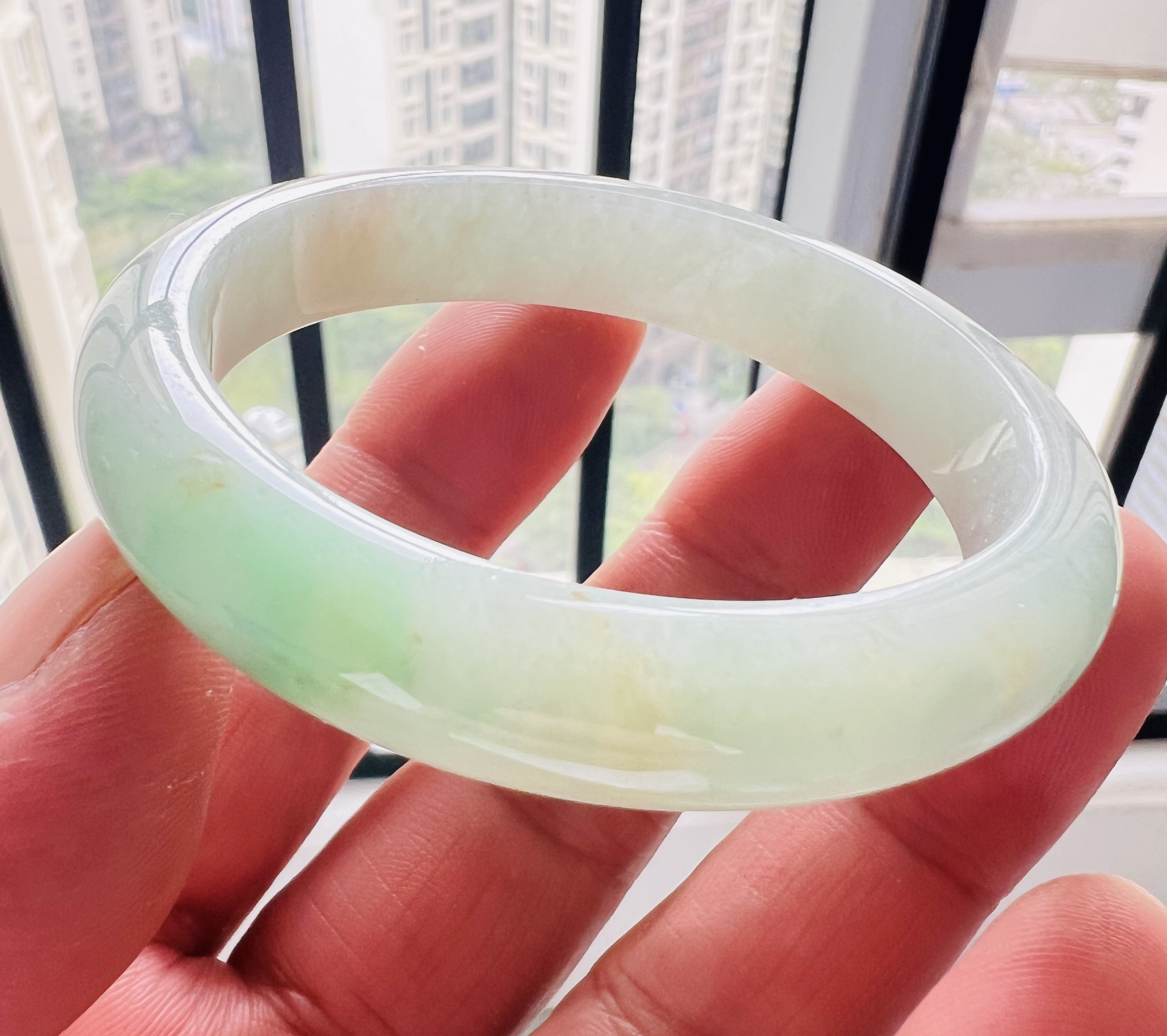 玉器街缅甸冰糯飘阳绿贵妃镯