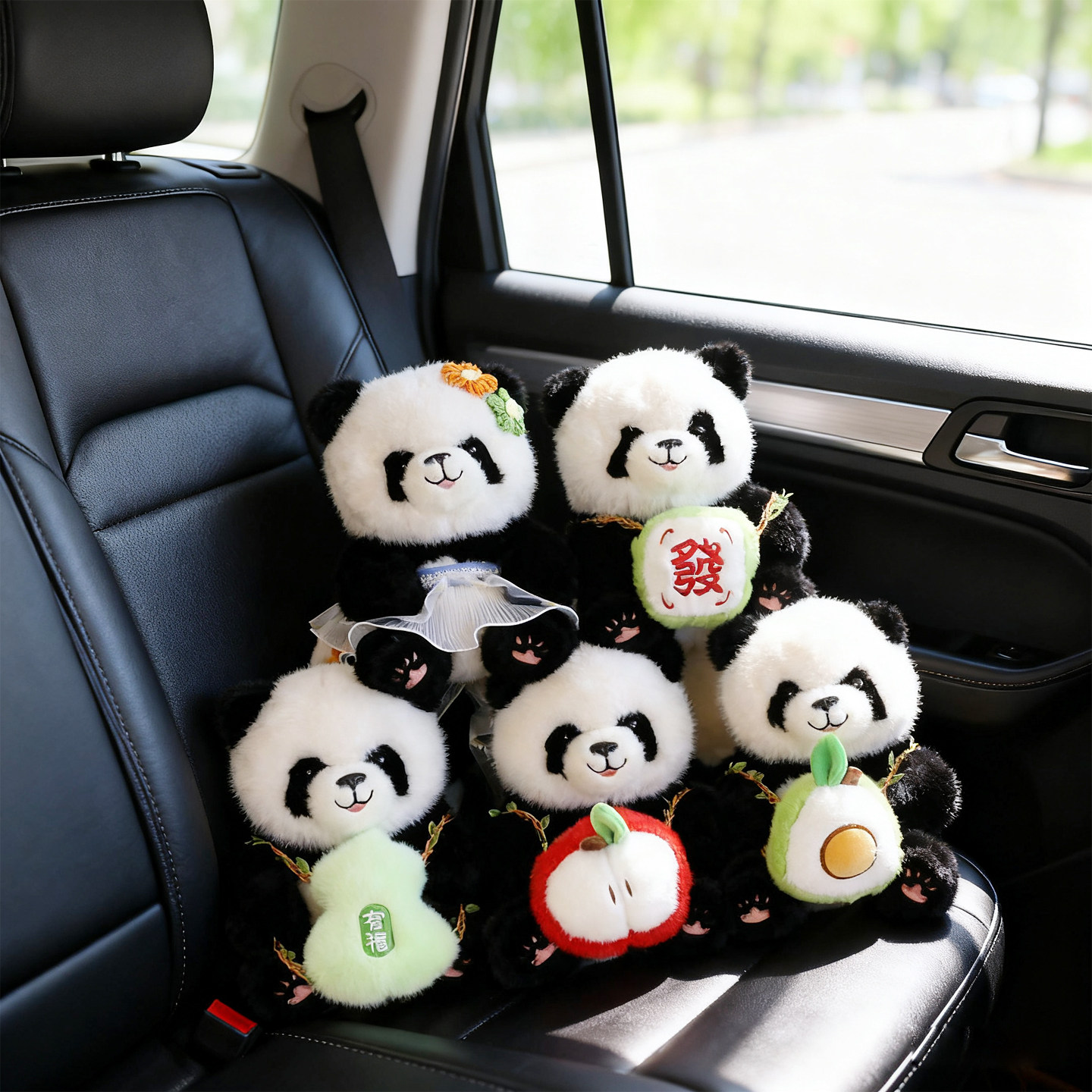 车载可爱卡通熊猫公仔汽车装饰品摆件汽车竹炭包活性碳包去异味