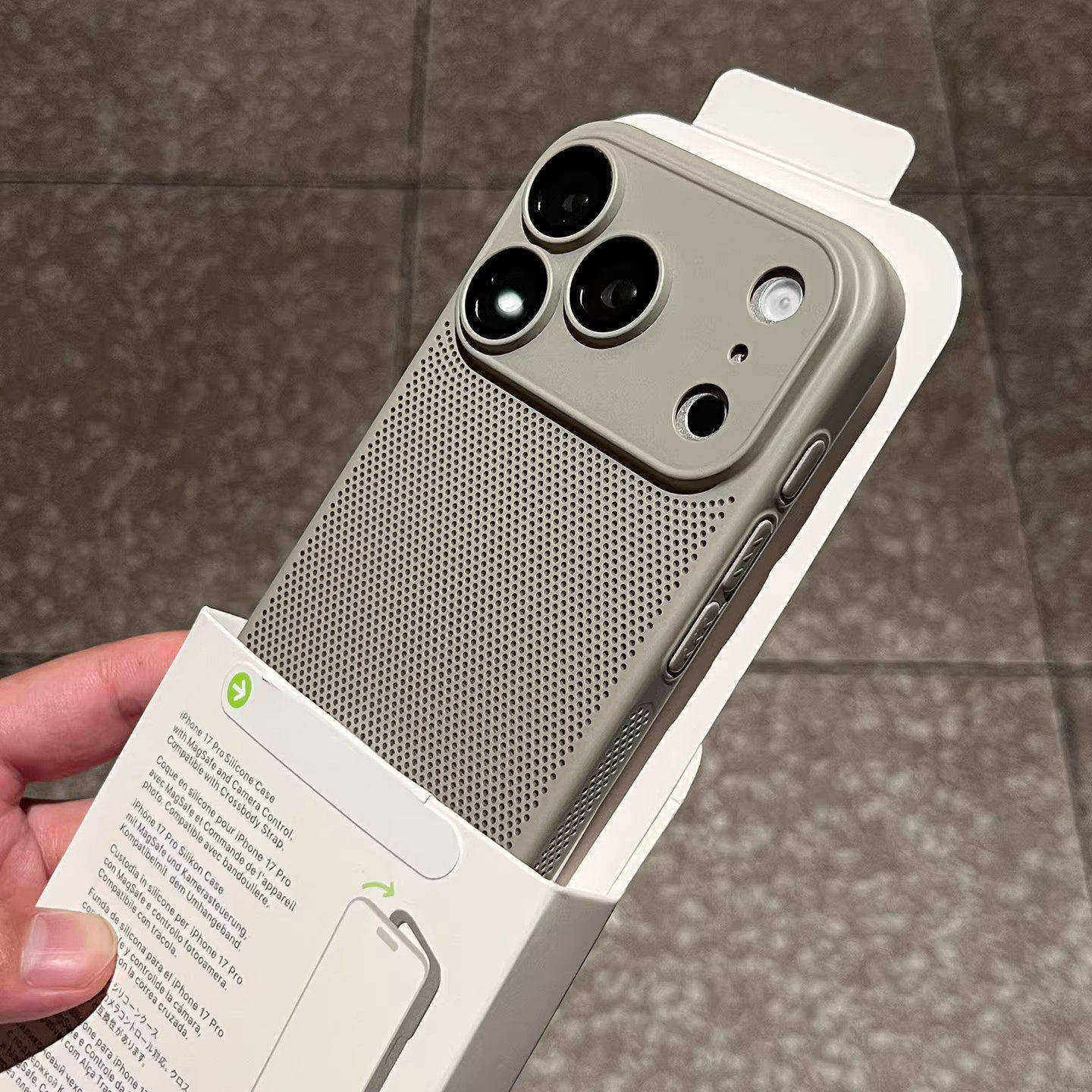 适用iphone17经典黑散热手机壳
