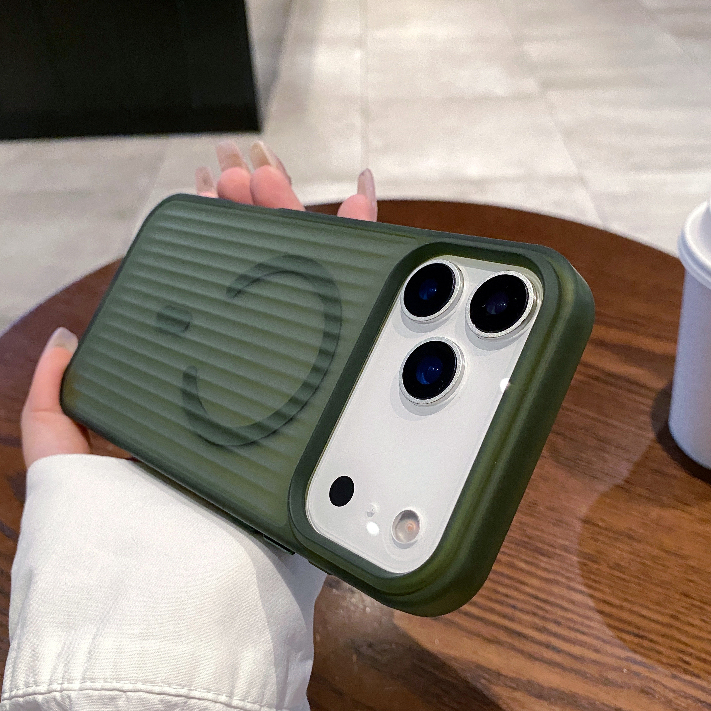 高级感松针绿磨砂磁吸壳适用iPhone17手机壳16promax苹果15/14/13小众简约12肤感磨砂14pro全包13/12保护套