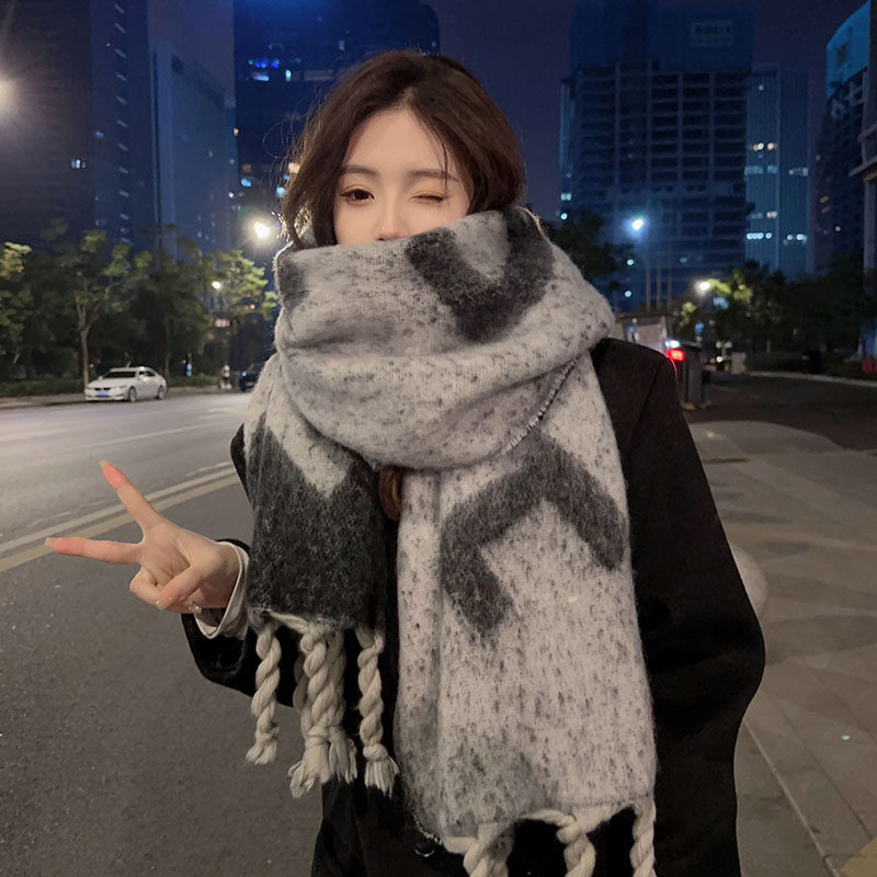 韩版马海毛麻花流苏围巾女秋冬季加厚百搭披肩黑灰色保暖毛绒围脖