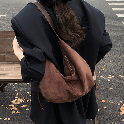 棕色包包韩国小众设计饺子包秋冬麂皮绒面复古通勤单肩斜挎托特包