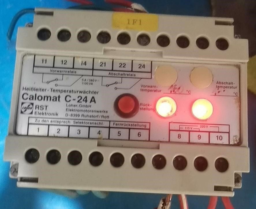 Calomat C-24A劳尔温度加热控制器，通电显示如图，