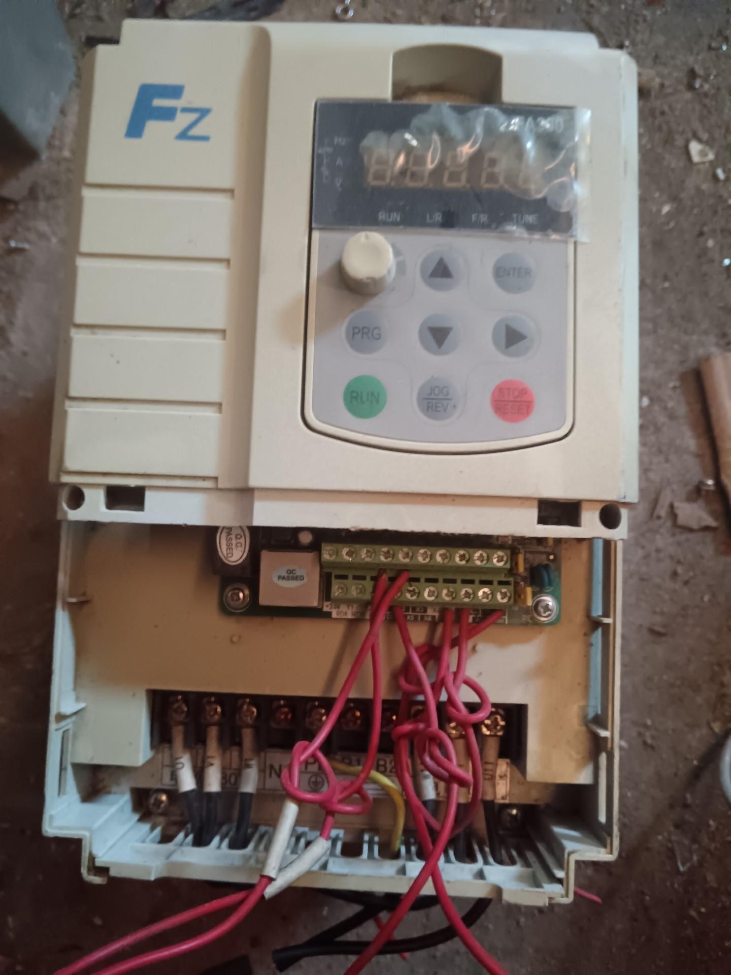 变频器FA300-5.5G/7.5P-T4   380V