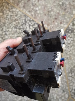 正品施耐德热继电器LRD3357C三台37-50A，标价为单