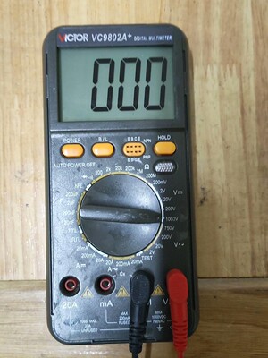 出胜利VⅠCTOR  VC9802A+一只。功能正常。无电池