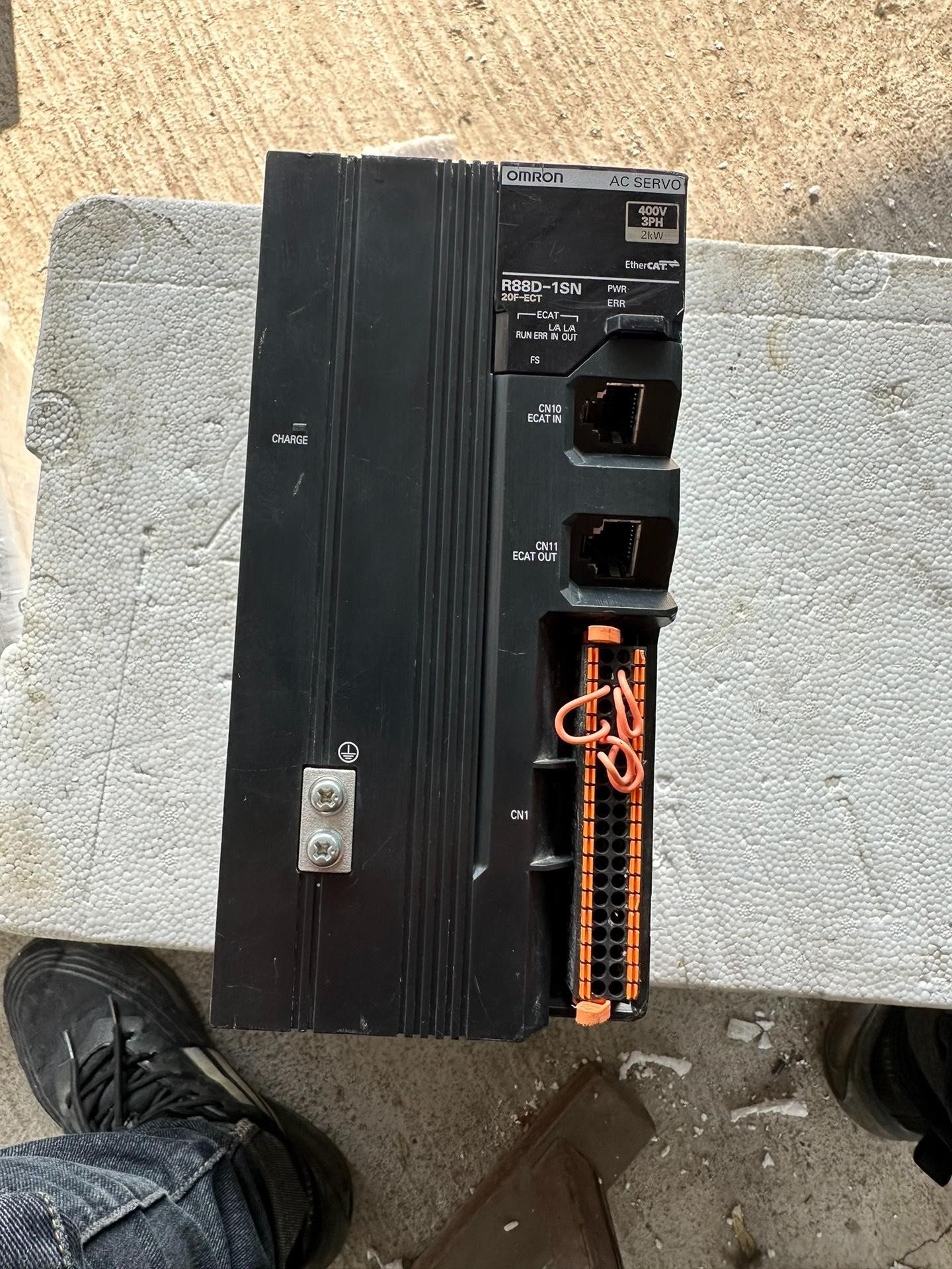 欧姆龙R88D-1SN20F-ECT-06-2kw，图片为实