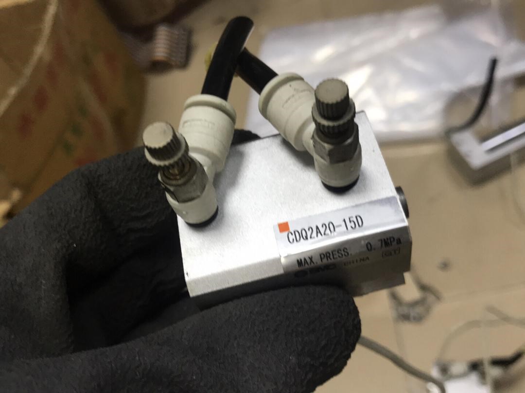 CDQ2A20-15DSMC气缸，9.9成新，原装正品SMC