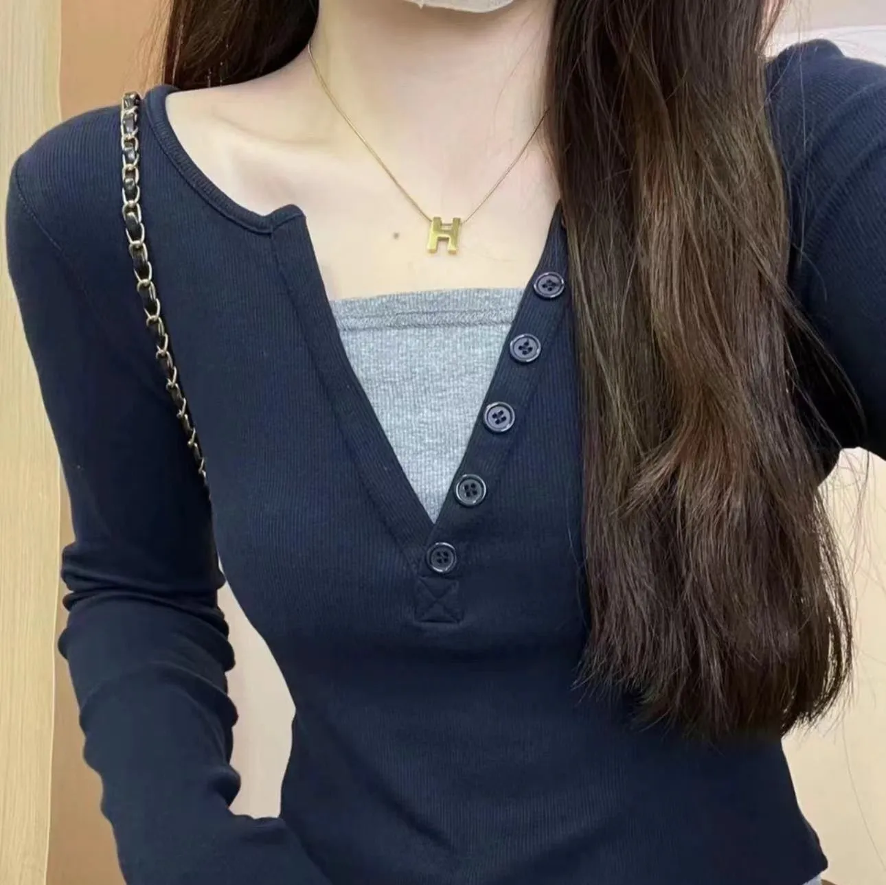 撞色假两件长袖T恤女春秋新款设计感小众V领短款上衣打底衫