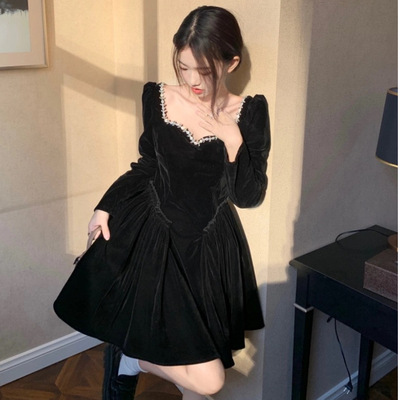 大码法式赫本风气质丝绒连衣裙女2025春秋收腰显瘦方领长短款裙子