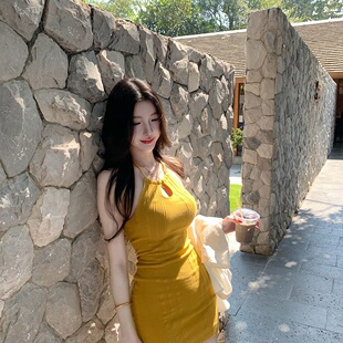 纯欲黄色挂脖镂空无袖连衣裙女夏修身设计感辣妹性感收腰包臀短裙