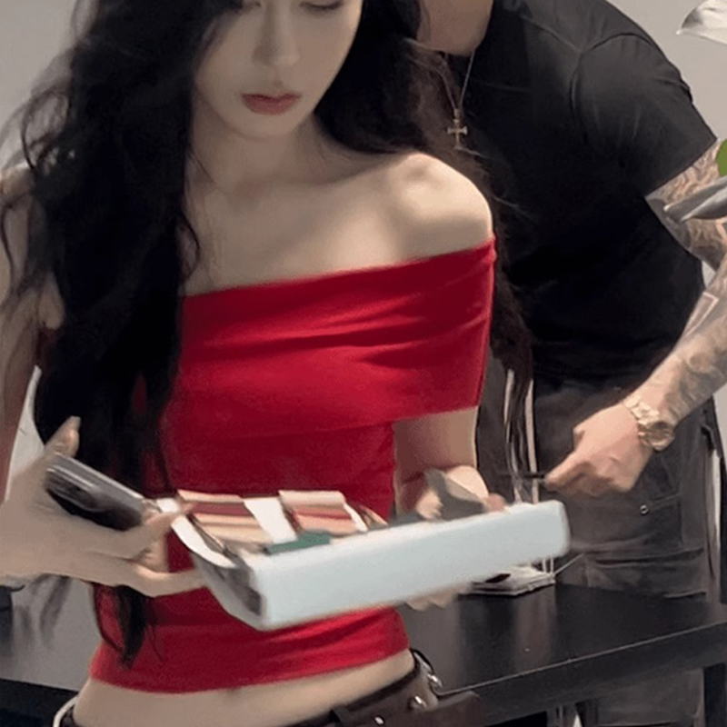 红色性感紧身一字肩辣妹短款上衣