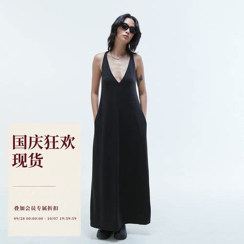 铜氨针织v领垂感露背黑色连衣裙