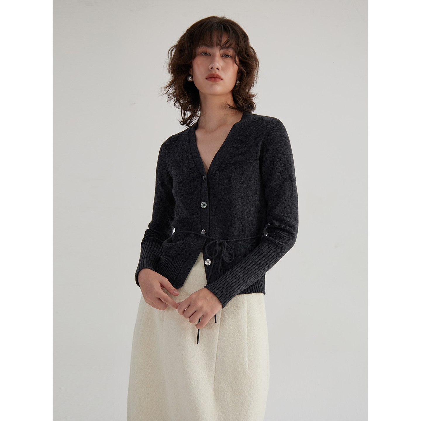 黑灰v领系绳修身全羊毛针织开衫