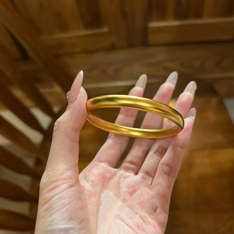 泥鳅背黄金色手镯轮胎实心粗宽沙金手镯女磨砂心经手环金店同款