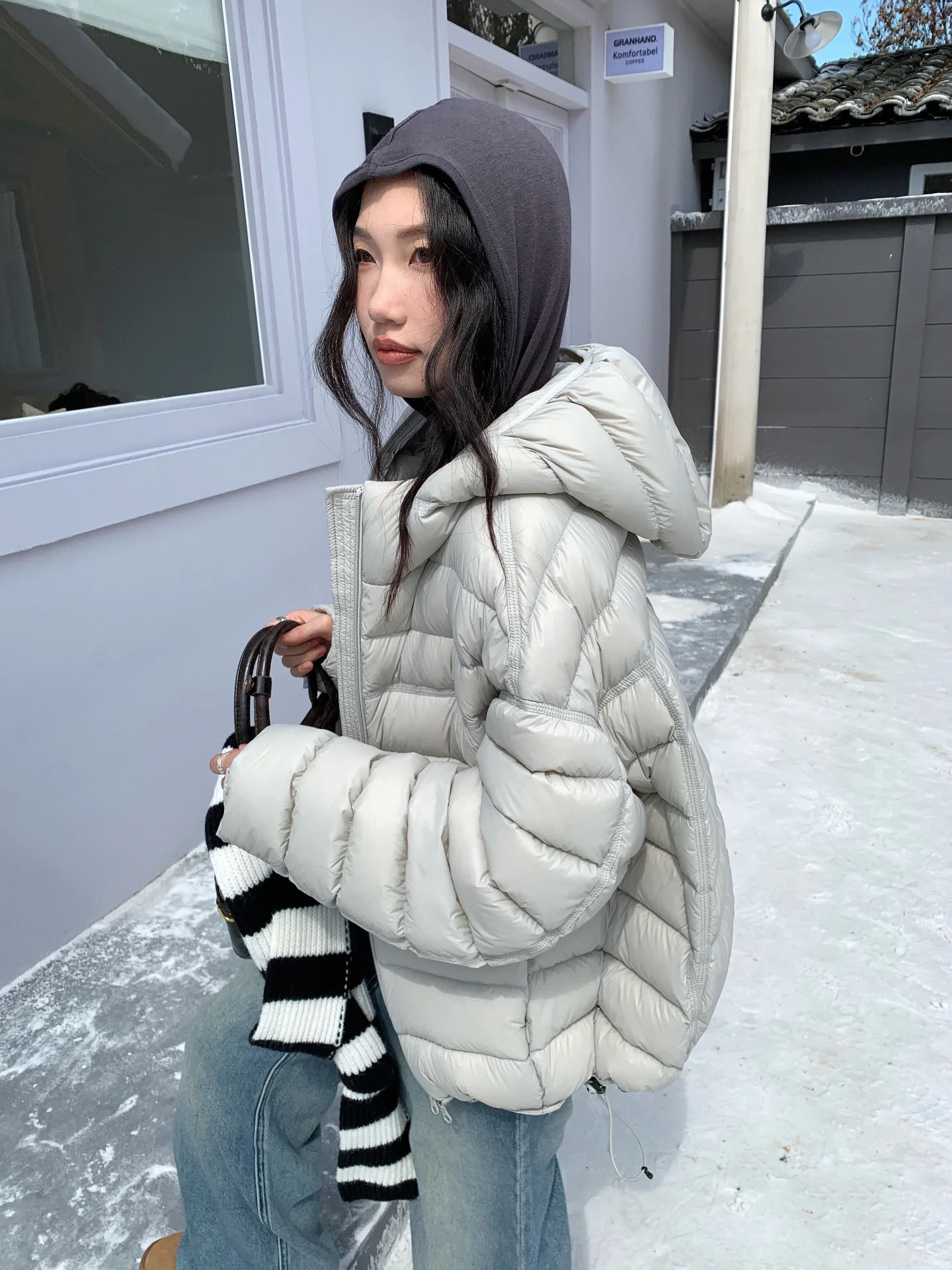 2025冬季新款宽松短款排骨连帽防风抗寒轻盈保暖羽绒服白鸭绒外套