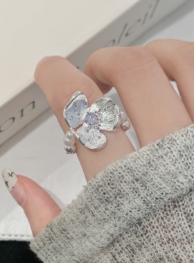 甜酷花朵仿珍珠液态食指戒