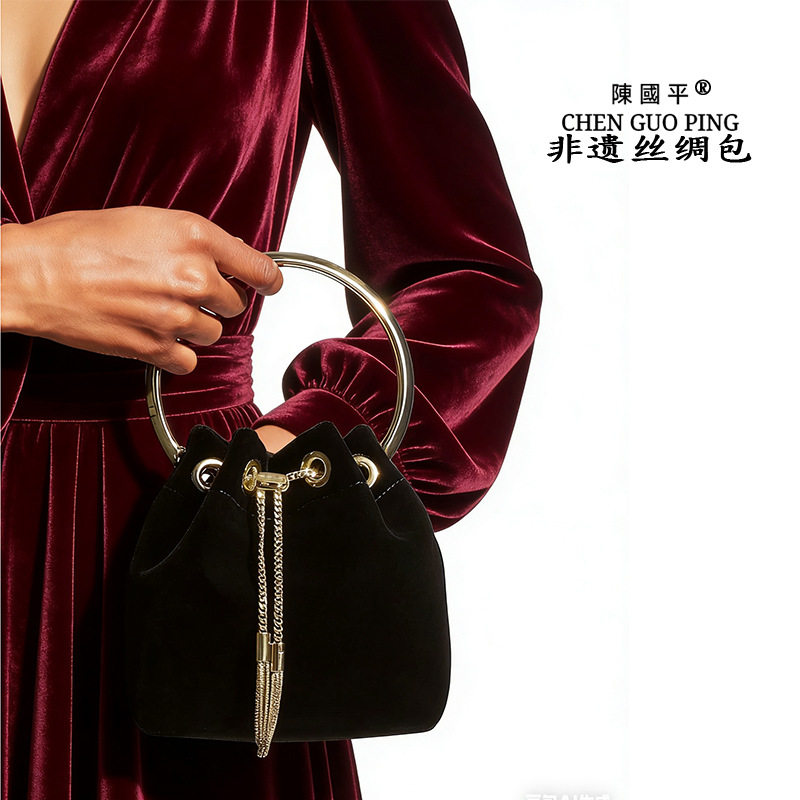 桑蚕丝黑金丝绒水桶包新中式链条流苏手拎斜挎包名媛旗袍大牌同款