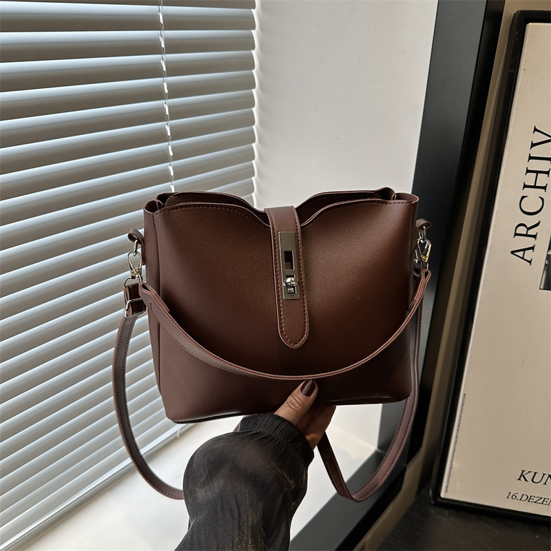 爆款水桶包2025新款时尚百搭单肩斜挎包高级感休闲宽肩带女包