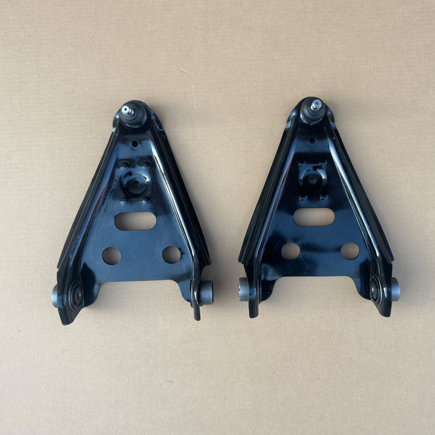 丽驰V7 C01 s350富路Q7野牛电动汽车前支臂 前摆臂下悬挂三角托臂