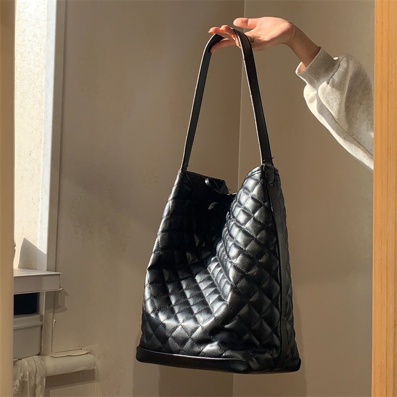 休闲单肩水桶包黑色菱格托特包