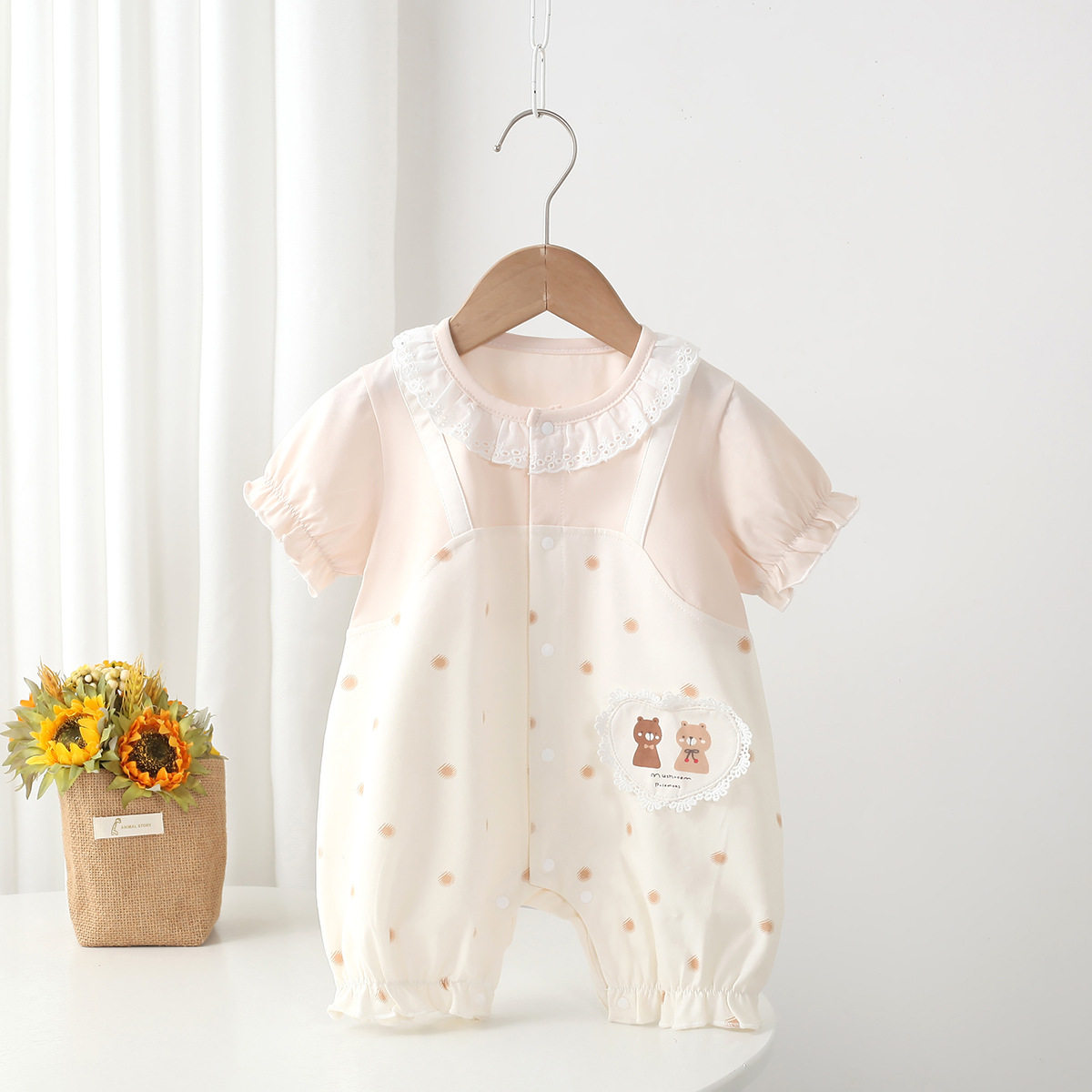 2026年夏季新款女宝宝小翻领娃娃领洋气外出连体衣可爱爬爬服哈衣