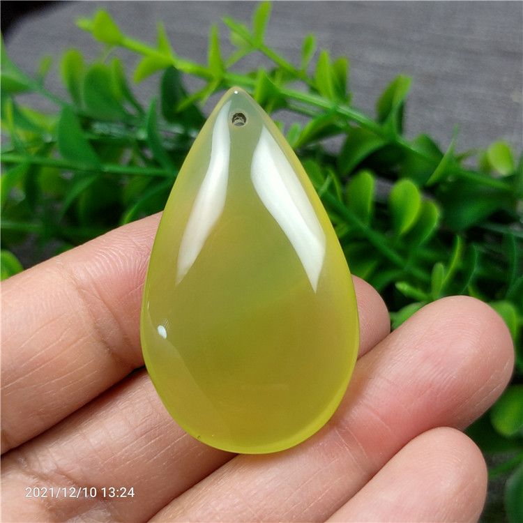 黄绿色冰种巴西玛瑙玉髓水滴型吊坠男女玉坠送简易挂绳中通包邮