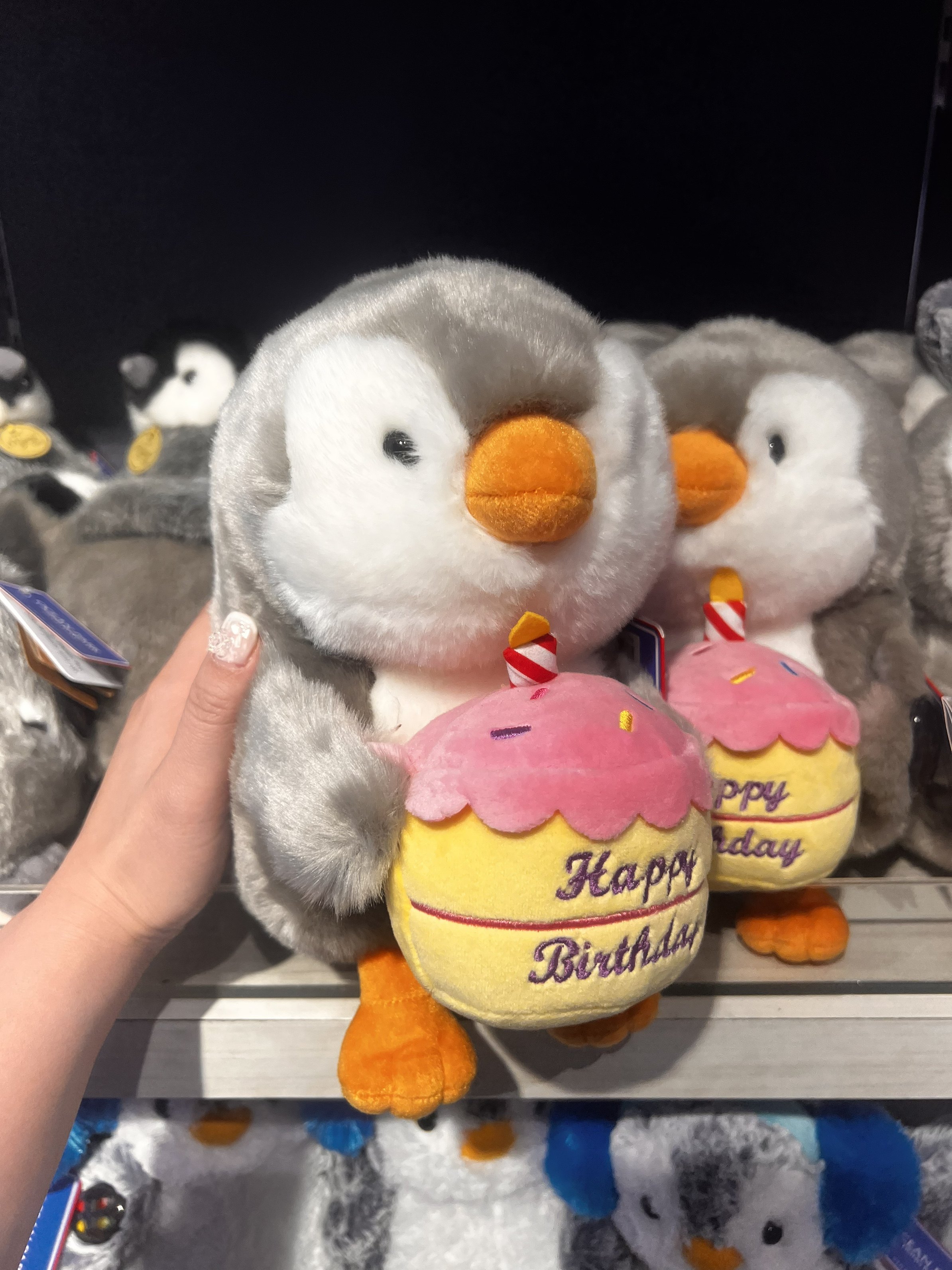 企鹅抱生日蛋糕 生日快乐 节日礼品 祝福娃娃 玩偶公仔 纪念品