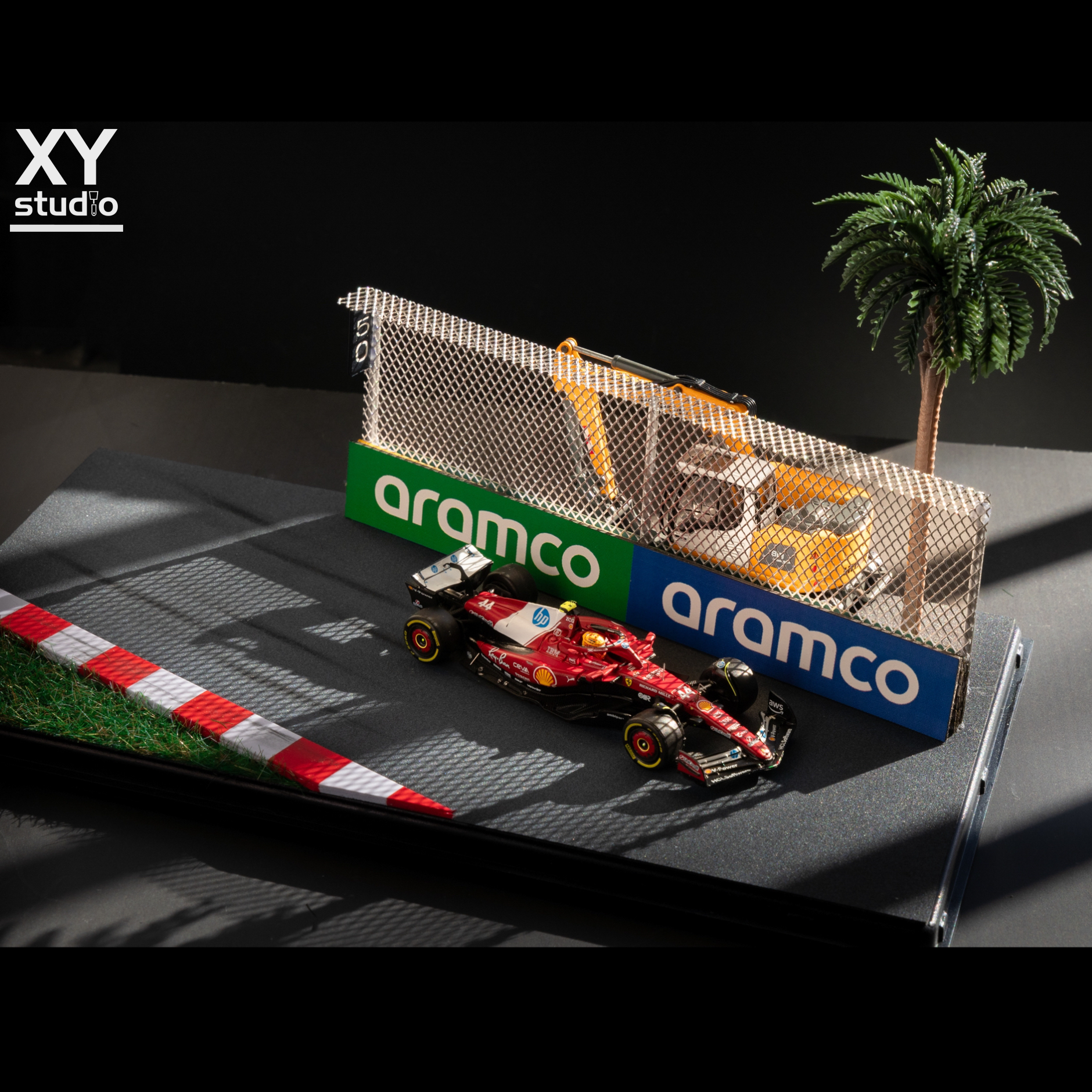 1/64场景F1F1漂移周冠宇1/43