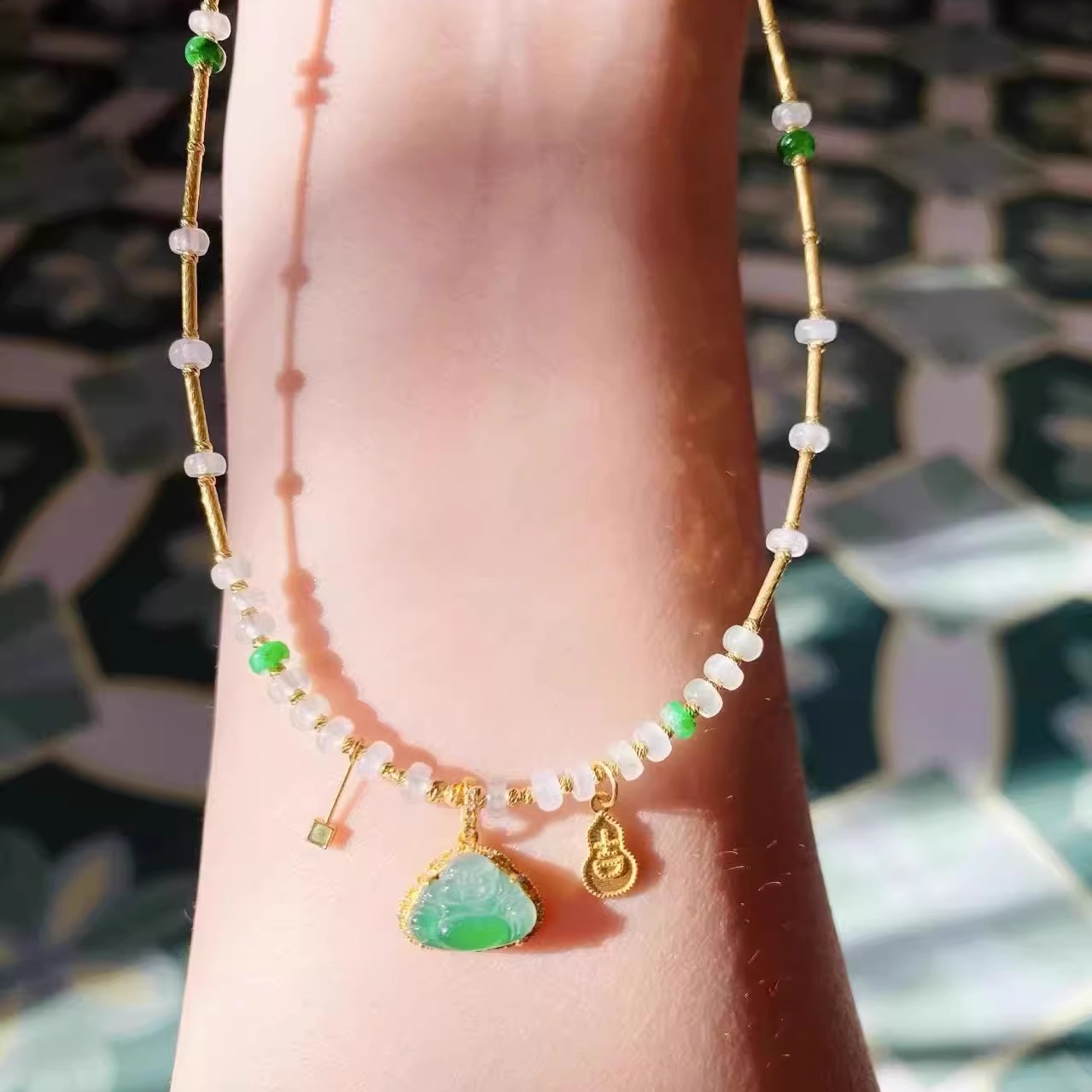 翡翠大肚佛肚里藏金黄翡绿翠白冰满天星18K金橄榄石长管葫芦项链