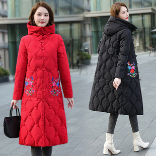 中国红民族风冬装连帽绣花羽绒棉衣女中长款口袋复古大码棉袄棉服