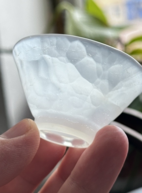 云臻阁天然海洋玉髓白冰玛瑙鱼鳞纹茶杯主人杯摆件