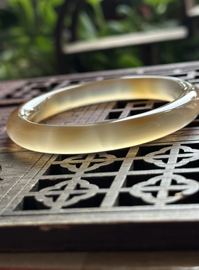 天然马料海洋玉髓高冰俏色飘红鱼鳞纹玛瑙圆条冰透手镯56口径