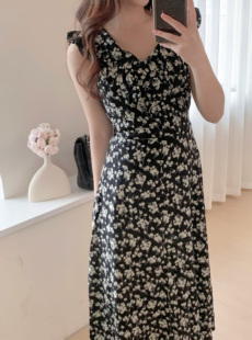 最小的海 黑色小飞袖碎花收腰吊带连衣裙2024夏季温柔气质中长裙