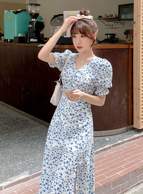 最小的海 法式V领小清新蓝色碎花裙2024夏季收腰开叉中长款连衣裙