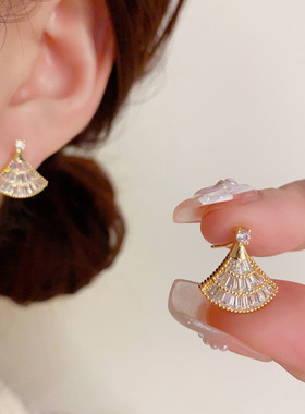 微镶锆石扇形小耳钉精致时尚百搭小巧超闪耳环s925银针简约耳饰品