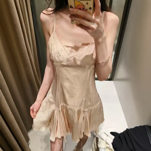 刺绣蕾丝夏日温柔吊带连衣裙