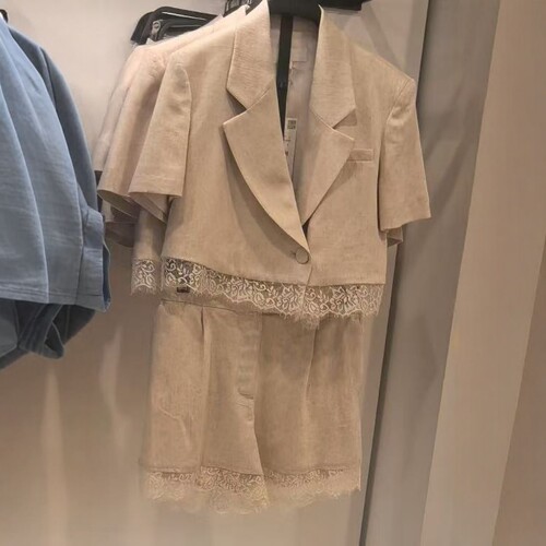 蕾丝拼接短款休闲小西装外套