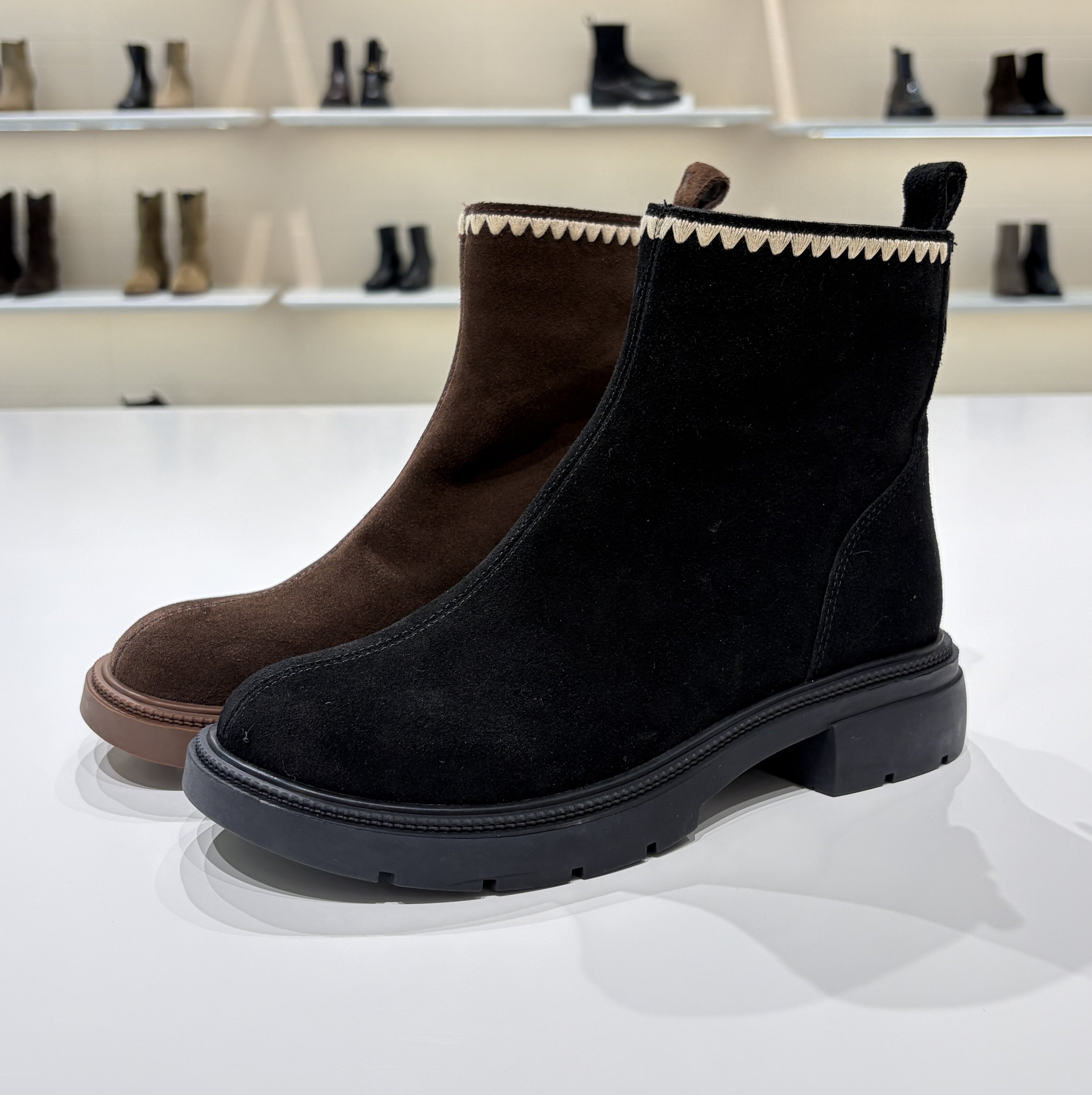 路贝佳女鞋2025新款绒面革短靴时尚百搭L2516F-17