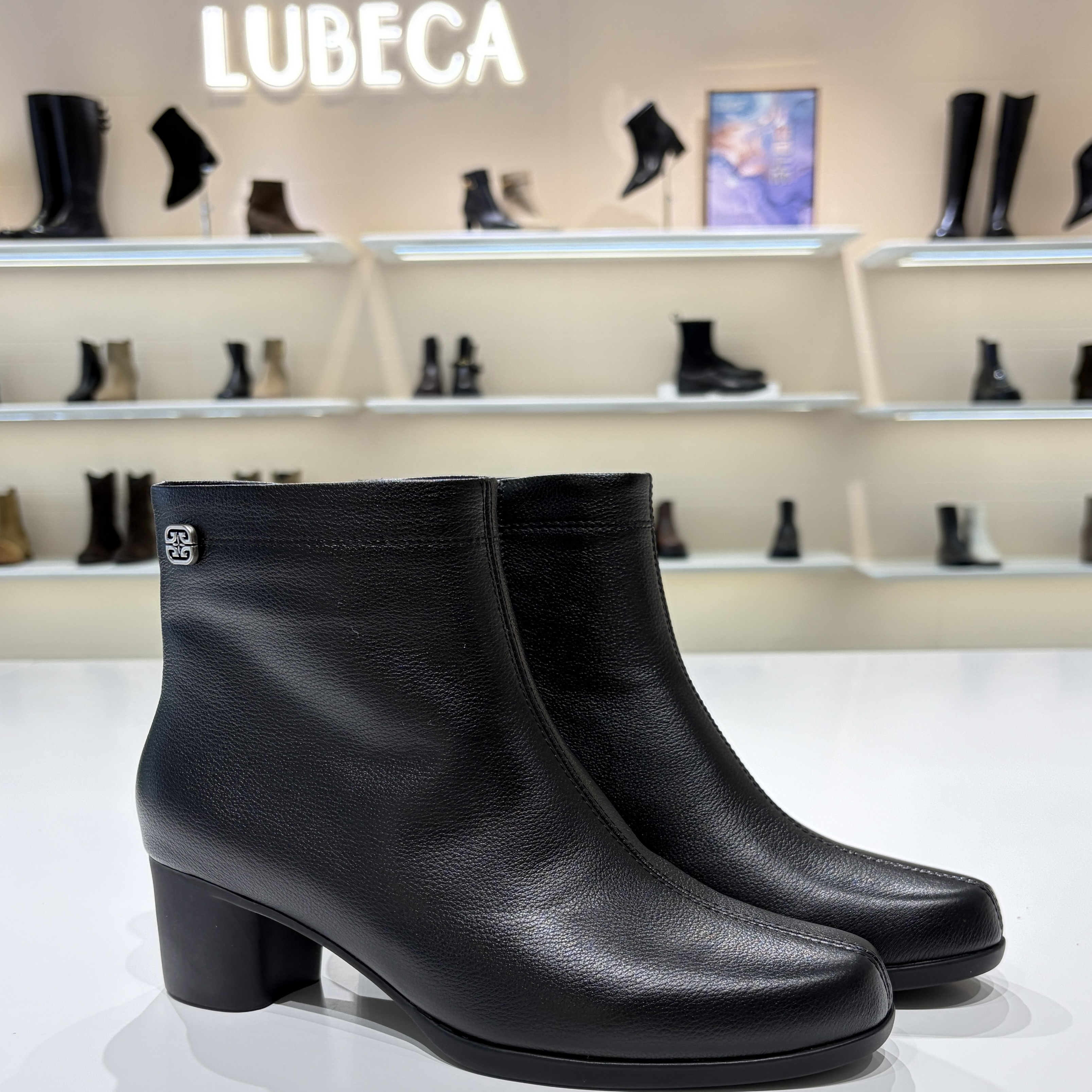 路贝佳女鞋2025新款经典百搭通勤粗跟短靴L25955F-05