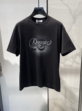DEGAIA迪嘉雅 26春夏logo字母烫钻喷绘印花男士短袖T恤 200038